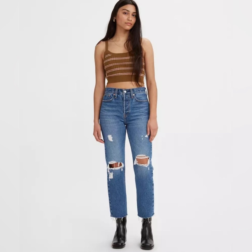 Levi’s Premium Wedgie Straight Medium Wash Distressed Size 23